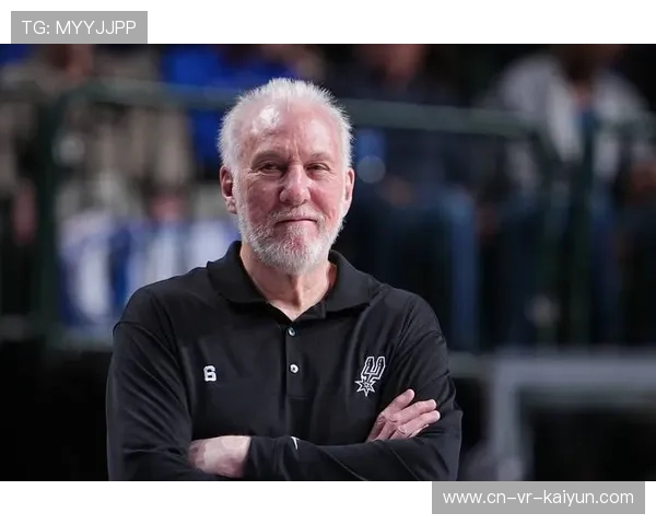 文班亚马场边与波波维奇研讨战术，师徒互动显传承