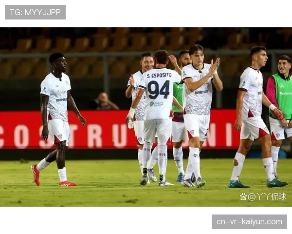 暴雨中进行的卡利亚里对阵莱切比赛，场地多处积水